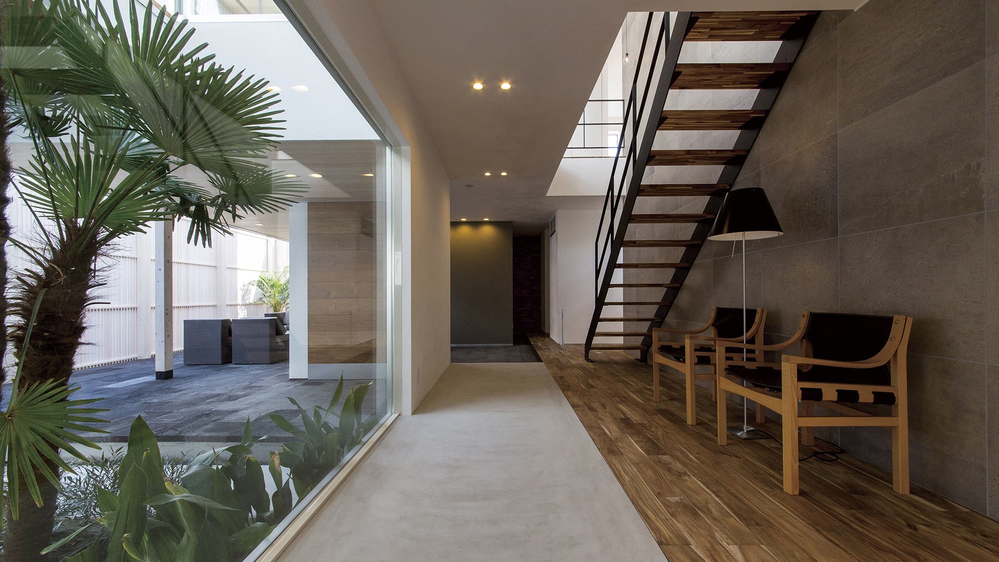 大きな窓と土間スペースがある玄関