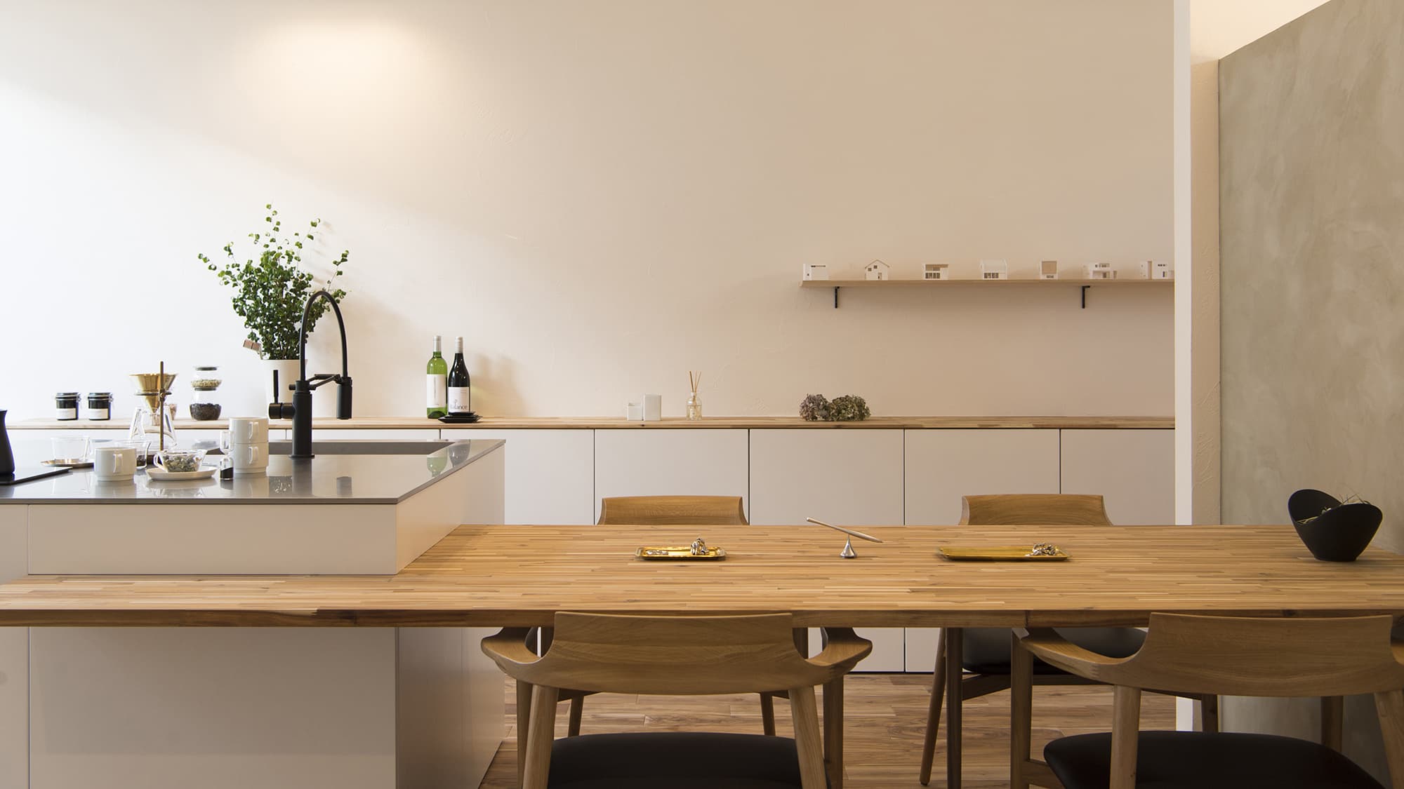 天然木がシンプルなダイニングキッチン
