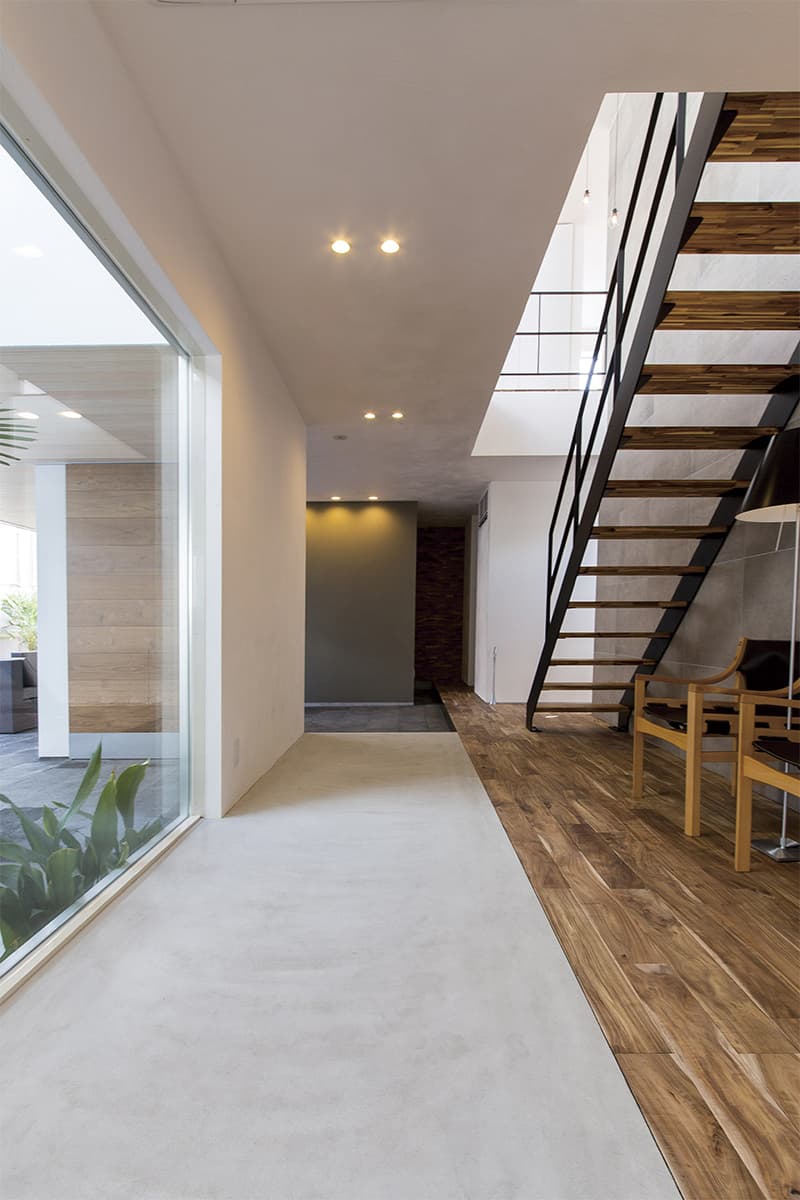 大きな窓と土間スペースがある玄関