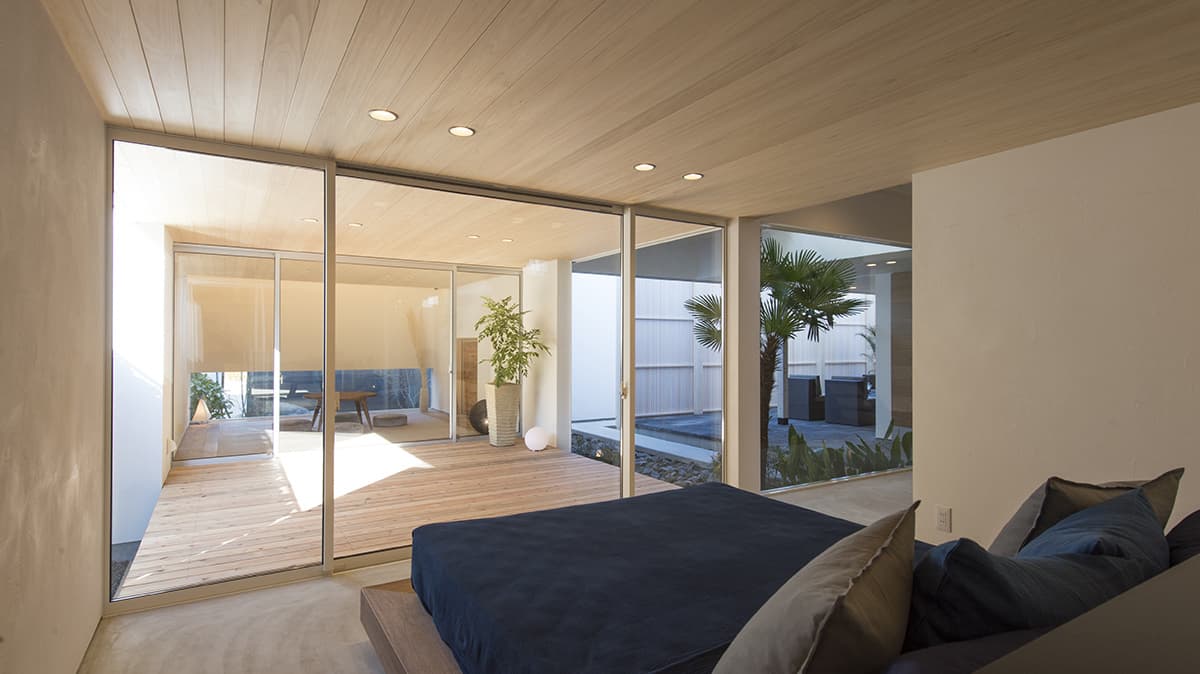 天然木の板張りが美しい寝室