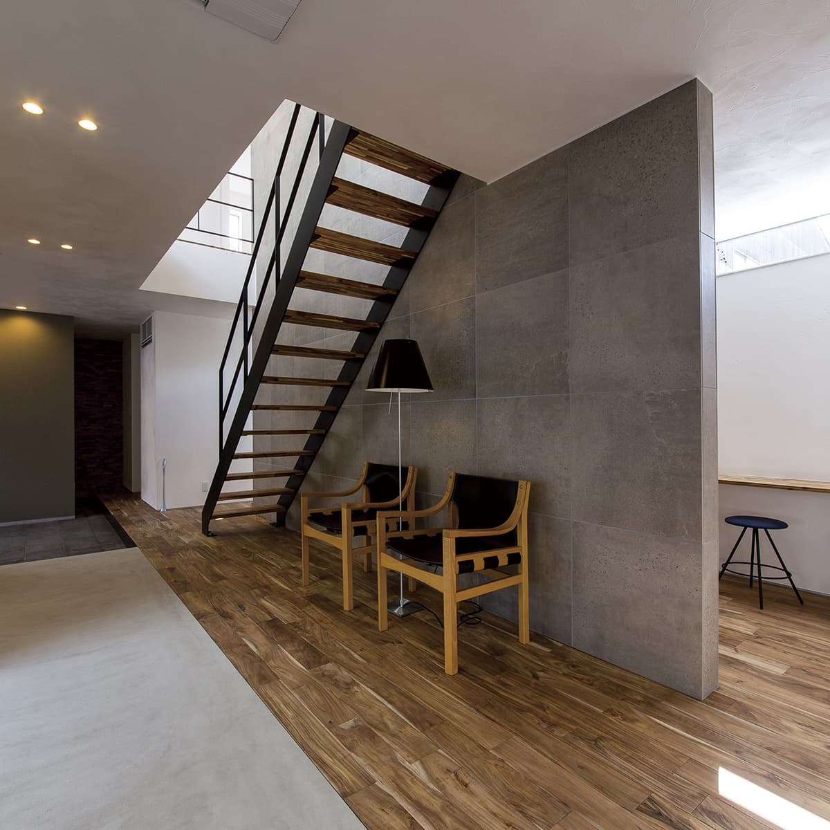 グレーのタイルと階段と土間スペース