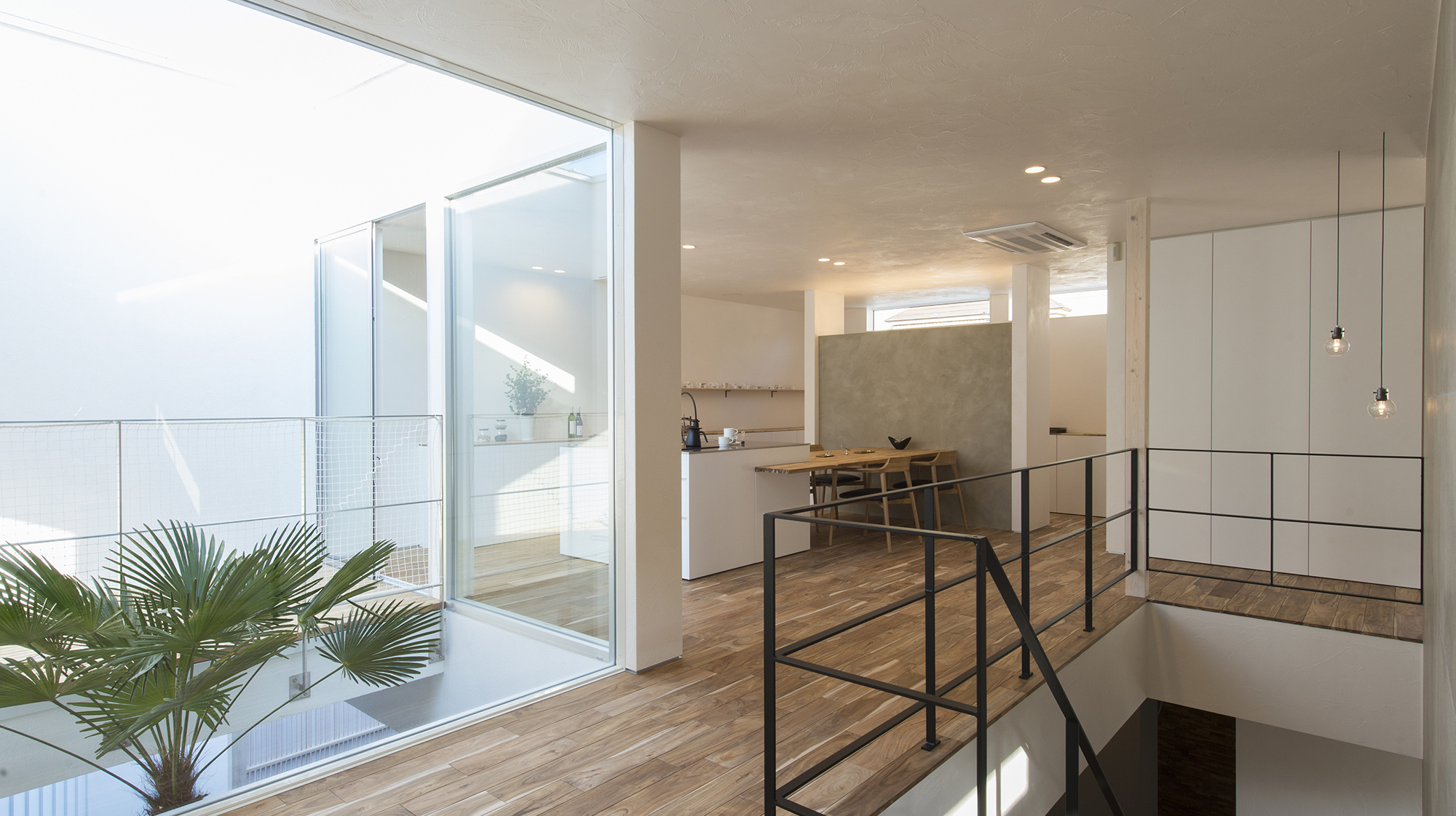 明るい光が差し込む二階リビングのお家